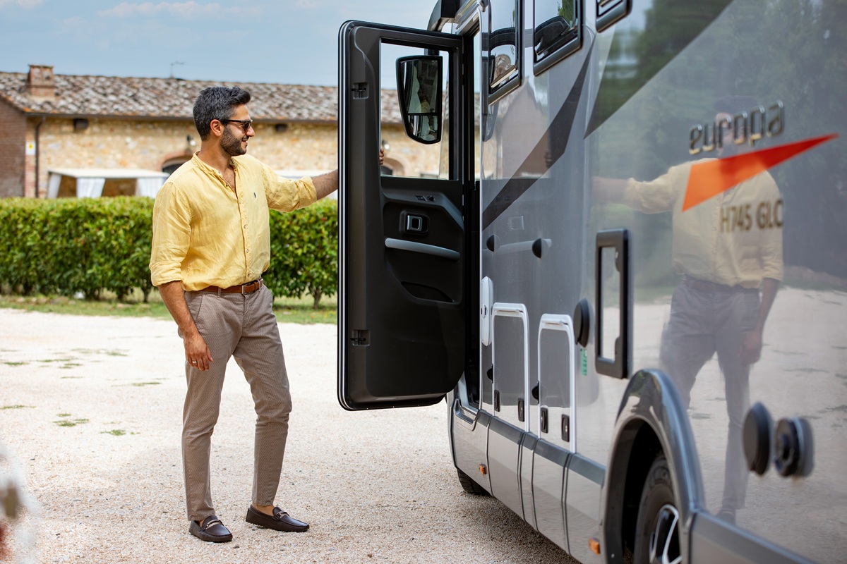 uomo apre la porta del camper